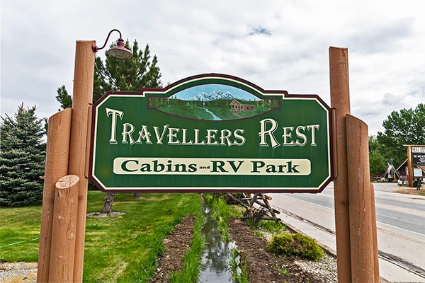 image of travellers rest rv park sign