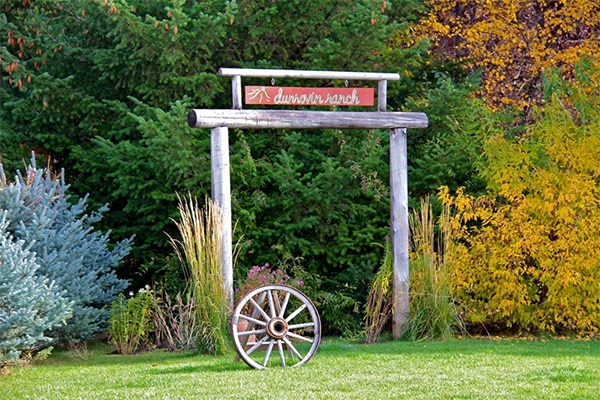 image of entrance sign to dunroven ranch