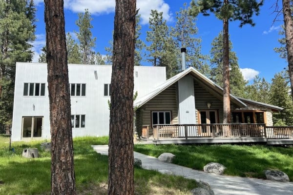 image of the home in the bitterroots vacation rental