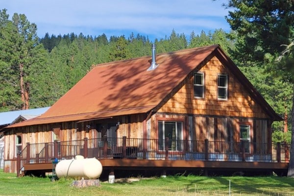 image of the homestead cabin at a li'l bit of heaven near sula, mt